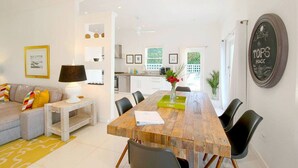 Eine moderne Wohnung mit Essbereich, Küche und Wohnzimmer.