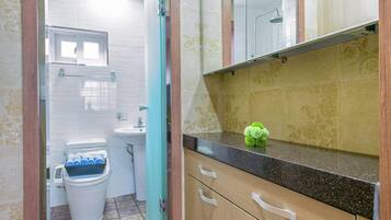 Suite (Special Room) | Baño | Ducha, artículos de higiene personal gratuitos, toallas y jabón