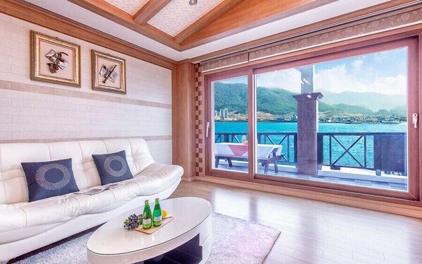 Suite (Special Room) | Living area | Flat-screen TV - Casa Pension Tongyeong (Tongyeong)
