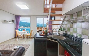 Quarto (301) | Cozinha americana privada | Geladeira, micro-ondas, cooktop, cafeteira/chaleira