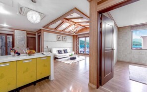 Suite (Special Room) | Living area | Flat-screen TV - Casa Pension Tongyeong (Tongyeong)