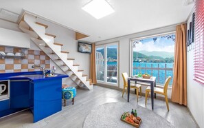 Room (304) | Living area | Flat-screen TV - Casa Pension Tongyeong (Tongyeong)