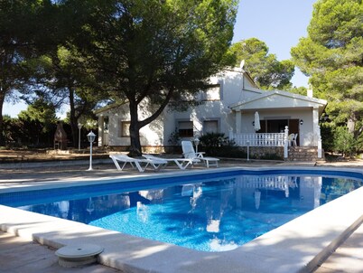 INNOUTHOME GARDEN, SWMING-POOL,BEACH AT 150M,BBQ,AC AND WIFI_VIRGEN CINTA