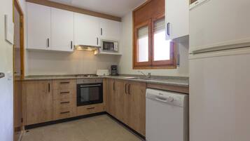 Een koelkast, een magnetron, een oven, een vaatwasser