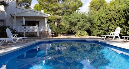 INNOUTHOME GARDEN, SWMING-POOL,BEACH AT 150M,BBQ,AC AND WIFI_VIRGEN CINTA