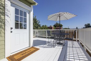 Outdoor dining - The Cambridge house is located in highly desired Old Town Orange (Orange)