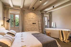 5 عدّة غرف نوم ومكواة/لوح كي وواي فاي وملاءات أسرّة