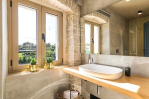 Dusche, Haartrockner, Handtücher