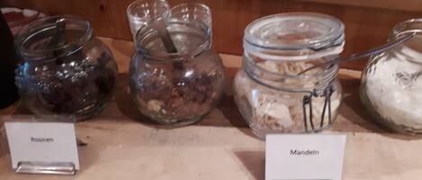 A display of food items in glass jars with labels 'Rosinen' and 'Mandeln'.