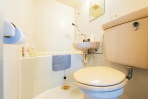 Double Room | Bathroom | Combined shower/tub, deep soaking tub, free toiletries, hair dryer - Plusone Nishikoen (Fukuoka)