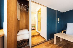 Chambre Double | Couette en duvet d'oie, rideaux occultants, fer et planche à repasser