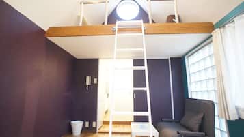 Quarto triplo básico | Edredons de pluma, cortinas blackout, ferros/tábuas de passar roupa