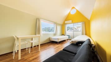 Kamar Triple Deluks | Selimut bulu angsa, tirai kedap cahaya, dan setrika/meja setrika