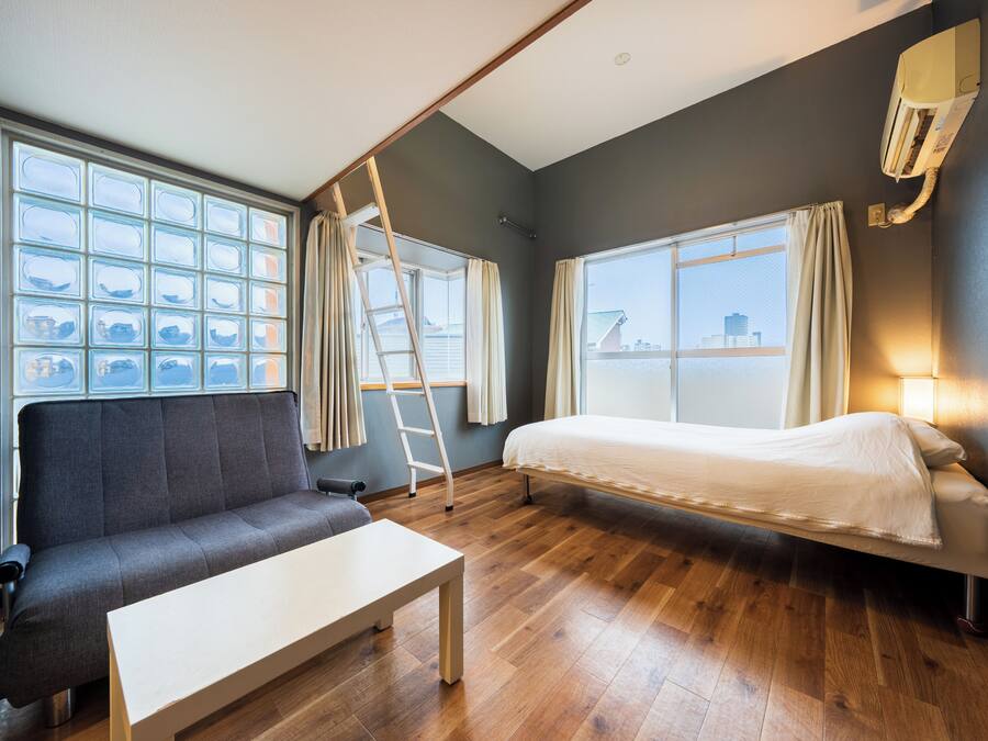 Habitació triple bàsica | Cobrellits, cortines opaques, planxa i posts de planxar i wifi gratuïta