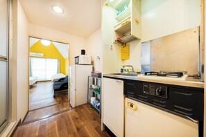 Chambre Triple Deluxe | Cuisine privée | Réfrigérateur, micro-ondes, plaque de cuisson, bouilloire électrique