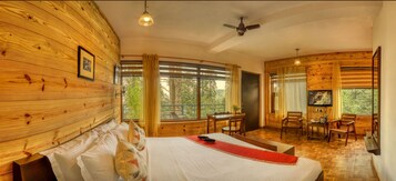 高级双人房 | 羽绒被、记忆海绵床垫、特色家居、办公桌