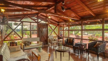 Lobby lounge