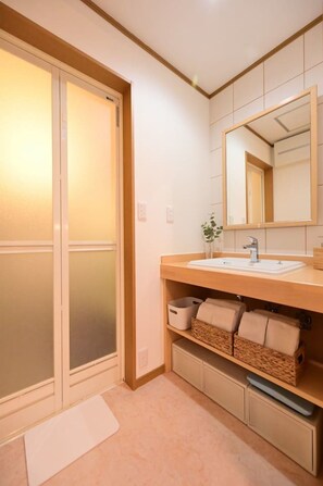 House, 2 Bedrooms | Bathroom sink