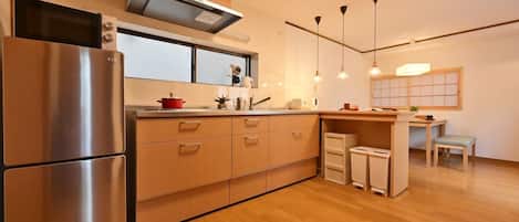 Casa, 2 habitaciones | Cocineta privada | Refrigerador, microondas, parrilla de estufa y tetera eléctrica