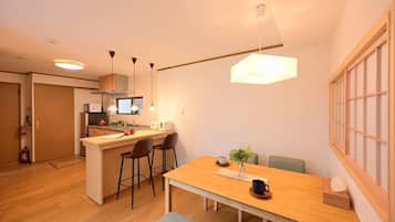 House, 2 Bedrooms | In-room dining