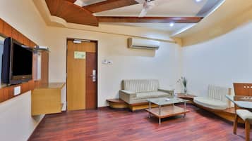 Studio Suite | Egyptian cotton sheets, premium bedding, in-room safe