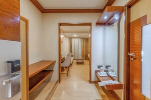 Executive Room | Egyptian cotton sheets, premium bedding, in-room safe