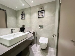 Douche, chaussons, serviettes fournies