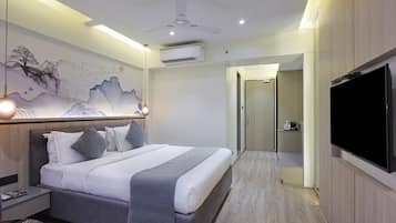 Premium Double Room | Egyptian cotton sheets, premium bedding, in-room safe, desk