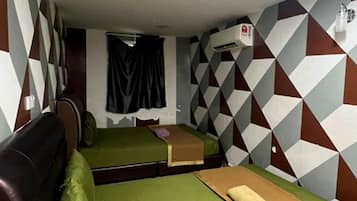 Basic Quadruple Room | Meja, seterika/papan seterika