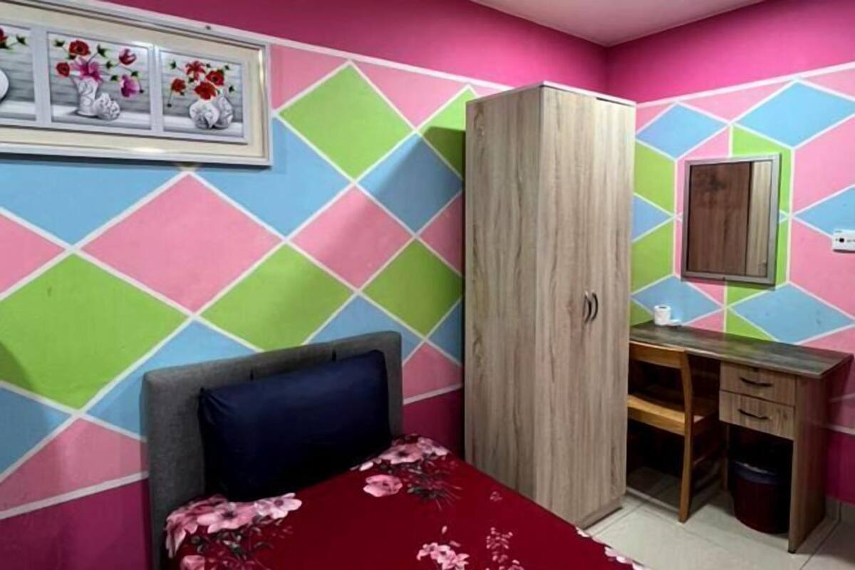 Een bureau, een strijkplank/strijkijzer