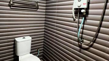 Un baño moderno con inodoro, toallero y cabina de ducha.