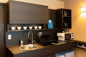 Kamer (EAST101) | Privékitchenette | Een koelkast, een microgolfoven, een kookplaat, een waterkoker