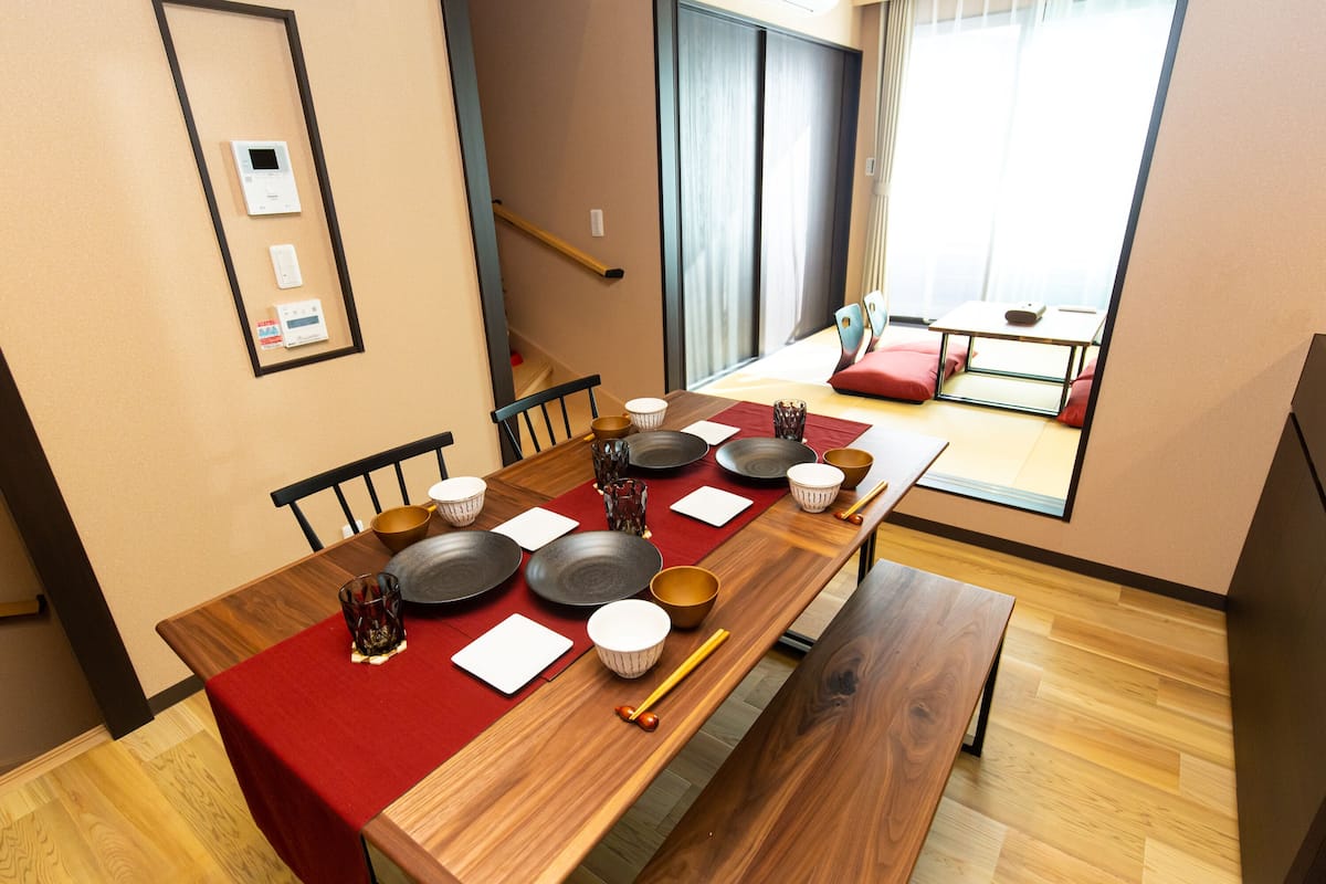 EAST102 | Living area | Flat-screen TV
