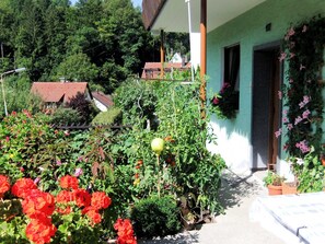 Unclassified image, 3 of 13, button - Double room with balcony (shared shower / WC) - Gästehaus Grau (Egloffstein)