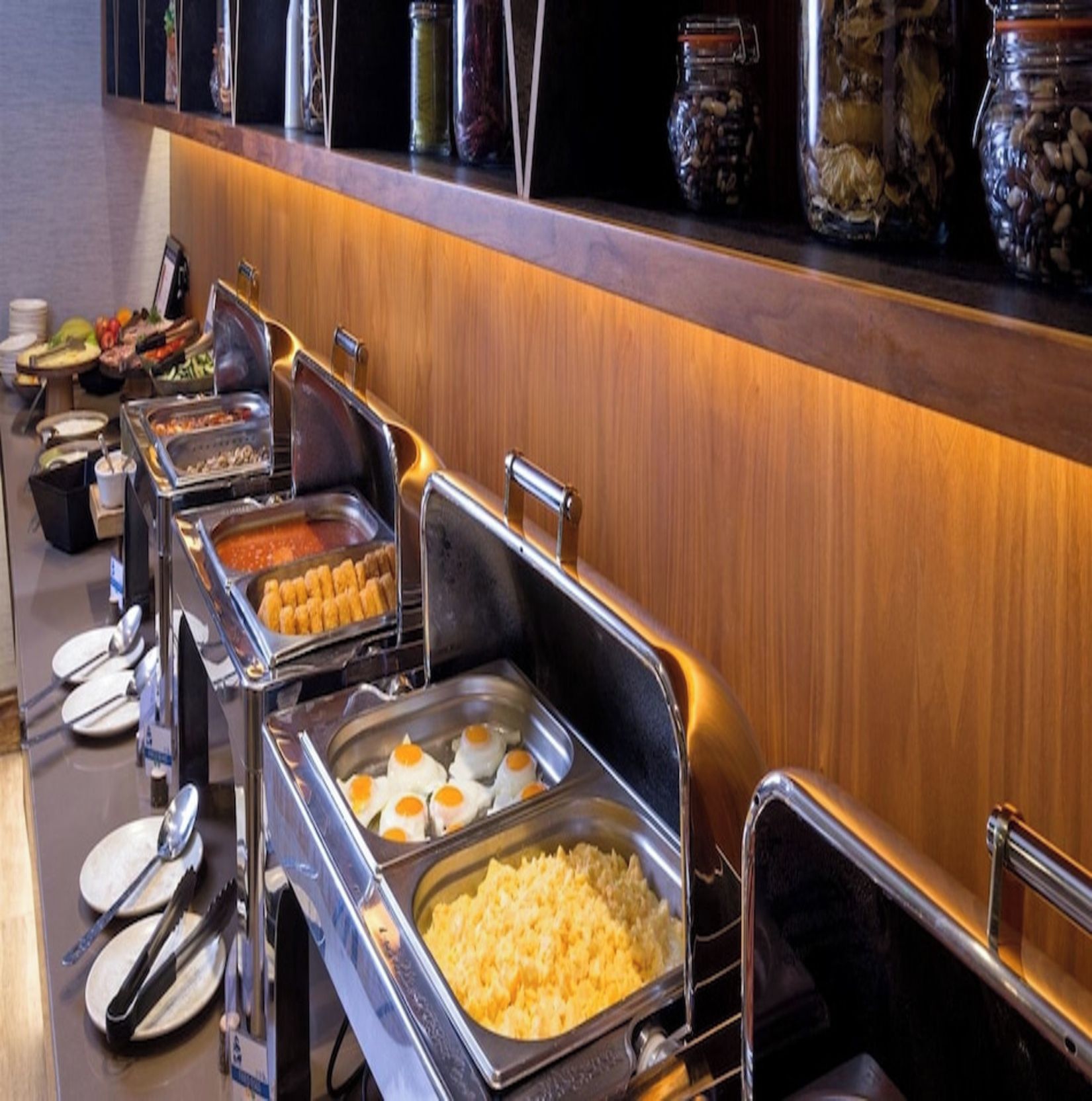 Un'impostazione a buffet con diversi cibi e posate.