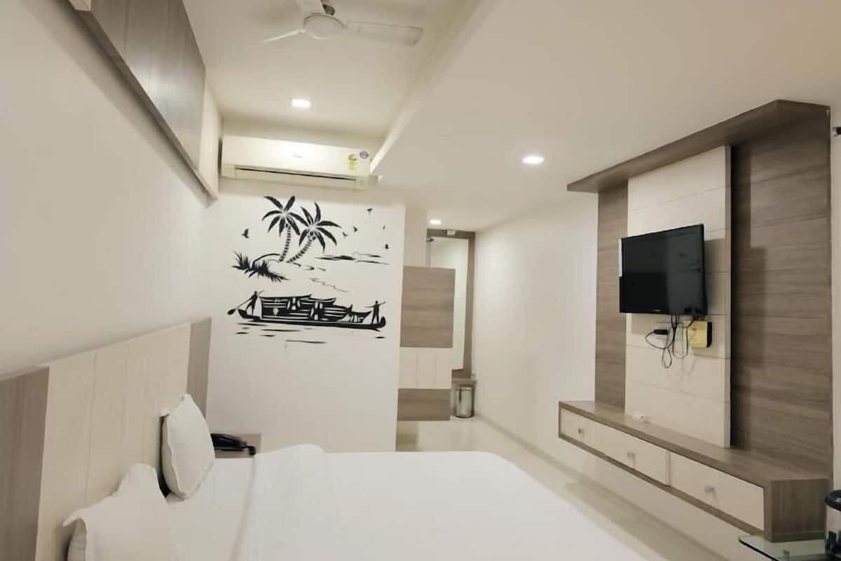 Premium bedding, in-room safe, iron/ironing board, free WiFi