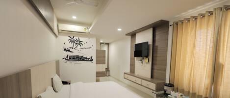 Premium bedding, in-room safe, iron/ironing board, free WiFi