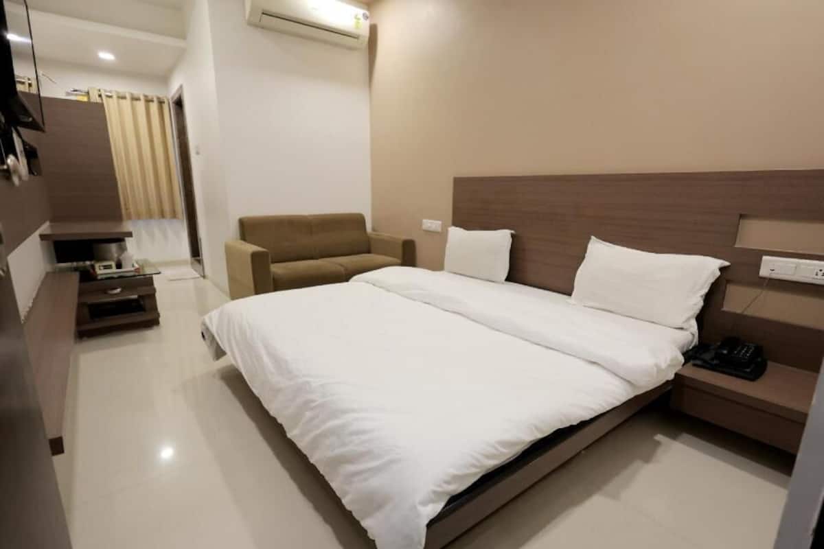 Premium bedding, in-room safe, iron/ironing board, free WiFi