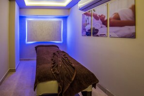 Een sauna, een bubbelbad, een stoombad, een Turks bad/hammam