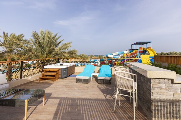 Family Jacuzzi Suite | Terras
