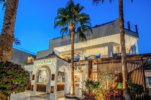 7 restaurants, dinner served, international cuisine