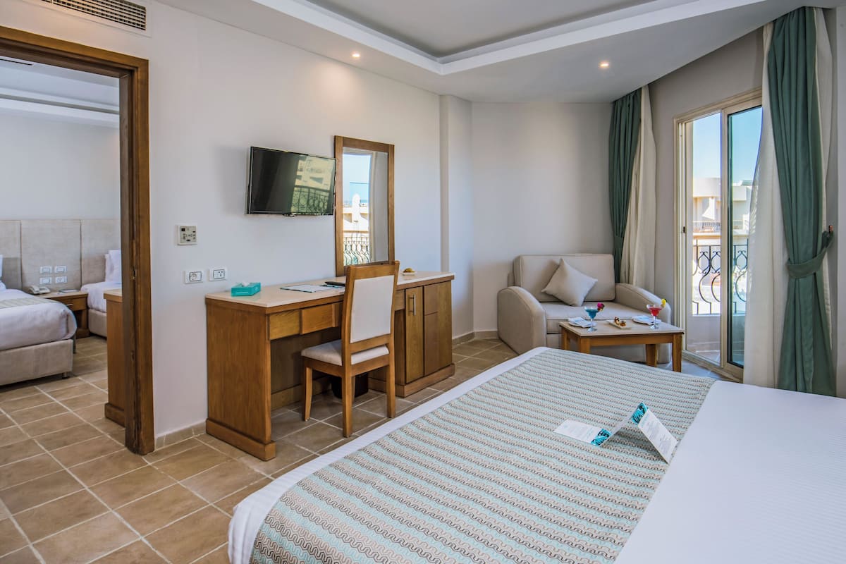 Artículos del minibar gratis y caja de seguridad en la habitación