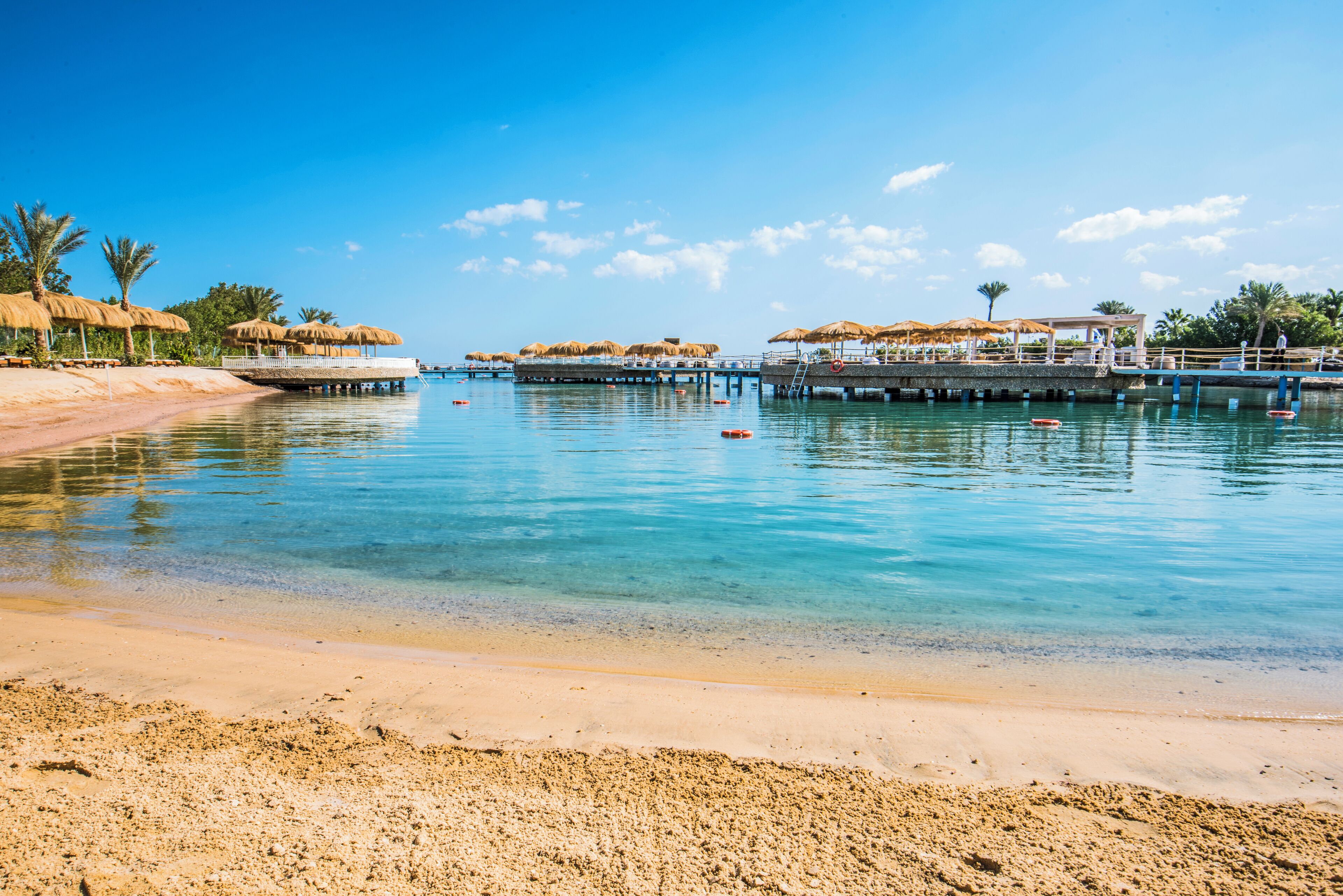 Playa privada, sillas reclinables de playa, sombrillas, toallas de playa