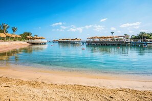 Playa privada, tumbonas, sombrillas y toallas de playa