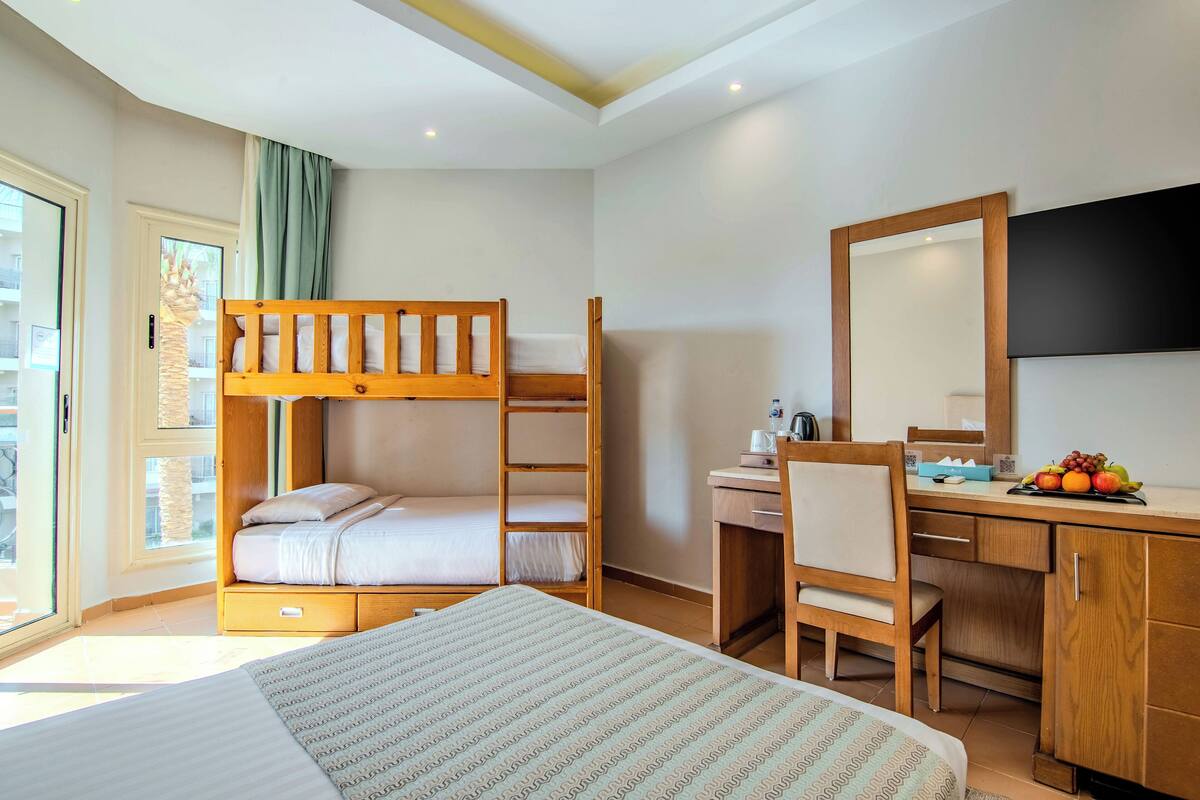 Family Bunk Bed Room | Minibar contenant certains articles gratuits, coffre-fort