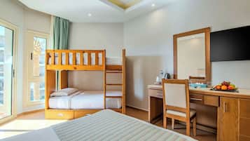 Family Bunk Bed Room | Frigobar (abastecido com alguns itens grátis), cofres nos quartos