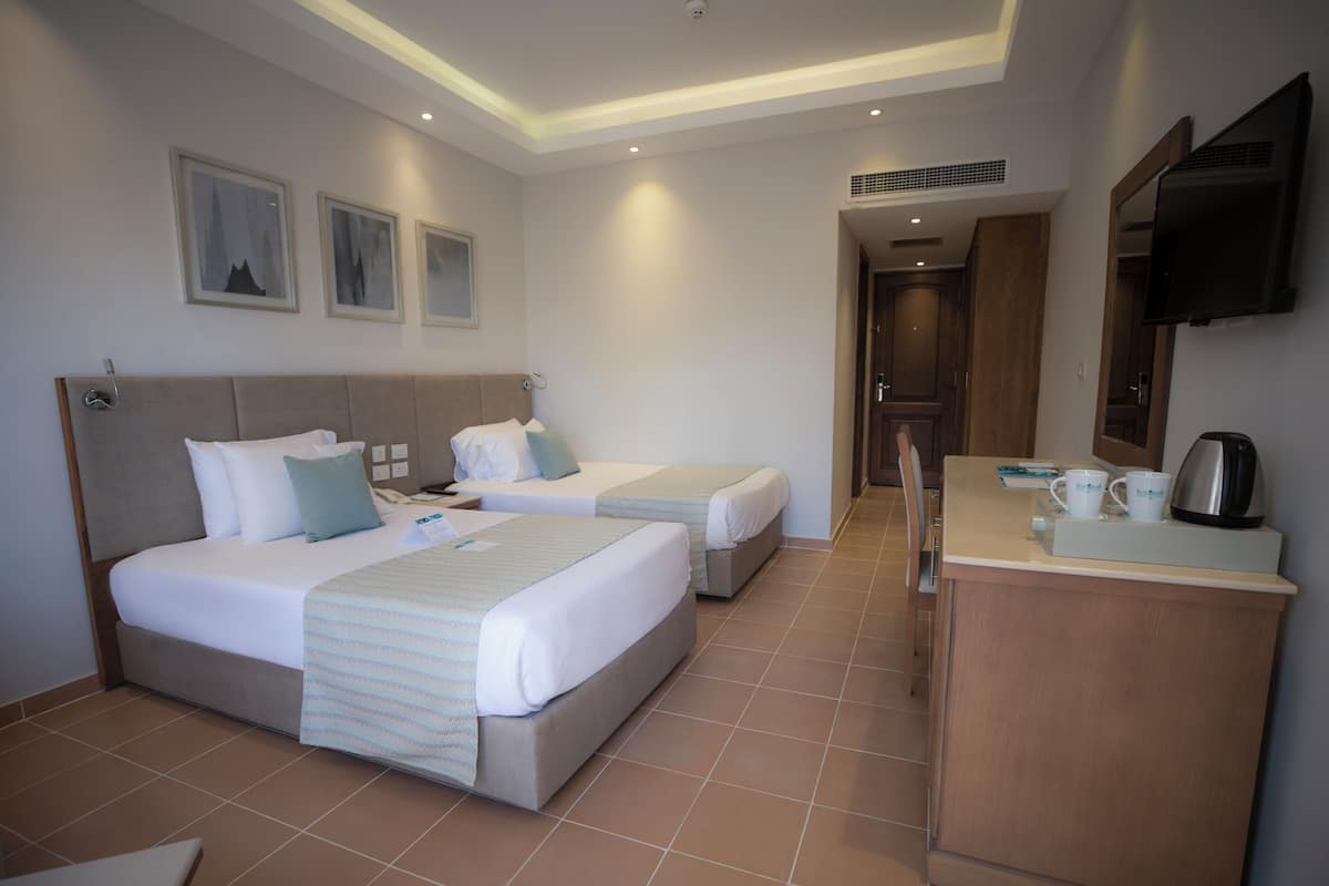 Artículos del minibar gratis y caja de seguridad en la habitación