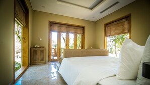 Una camera da letto con un letto grande, un armadio in legno e vista sull'esterno attraverso una finestra.