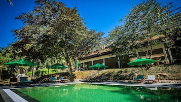 Piscine extérieure, chaises longues