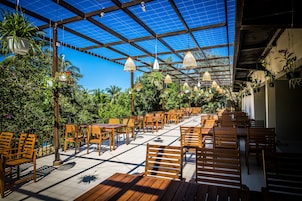 2 restaurants, breakfast served